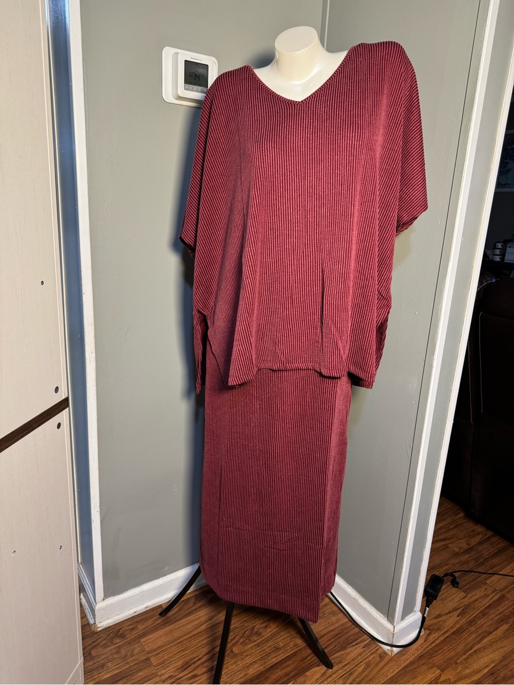 NWT Dear Scarlett Womenโs Ribbed Knit Maxi 2 pc Dress Set Wine Red